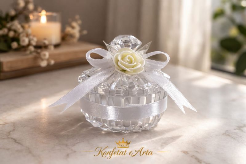 Dhurate Kavanoz Dekorativ Kristal me Kapak Elegant, Konfete e Personalizuar nga KONFETAT E ARTA, konfeta me personalizim Tirane, dhurata ceremoniale Tirane, suvenire per martese ne Shqiperi, studio dhuratash ceremoniale Tirane
