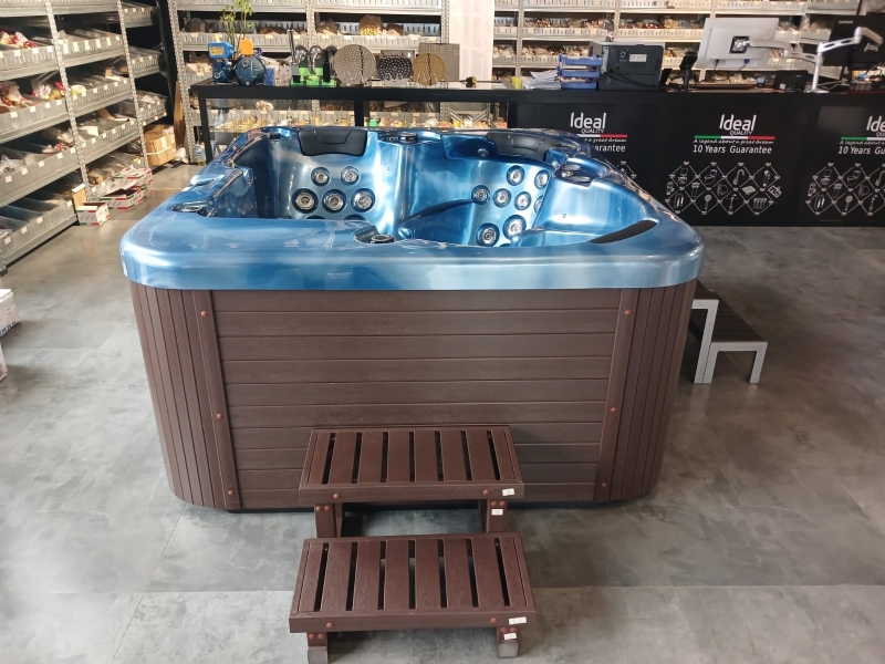 Jacuzzi spa, Jacuzzi spa per ambient te jashtem, Jacuzzi me ekran dixhital, Jacuzzi me lidhje Bluetooth, Jacuzzi me kaldaje, Jacuzzi per tre persona, Jacuzzi me mbulese mbrojtese, Jacuzzi me sistem ngrohjeje , Jacuzzi me dizajn modern
