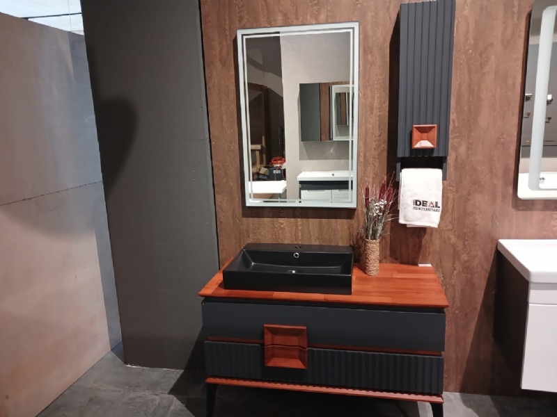Mobilje tualeti Cavalli me dizajn elegant, Mobilje banjoje me dru masiv dhe kembe metalike, Mobilje tualeti MDF kundra ujit, Pasqyre LED per mobilje tualeti luksoze, Mobilje banjo moderne me dollap shumëfunksional, Mobilje tualeti premium me ndriçim LED